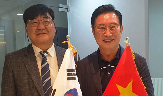 하노이에서 만난 주한 베트남관광청 이창근 대사(우측)와 화산 이씨 종친회 이부영 부회장.