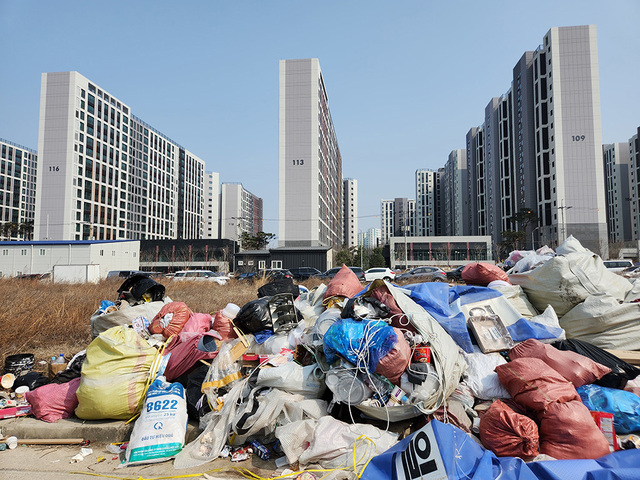 지난 3월 포항시 남구 오천읍에 위치한 ‘힐스테이트 포항’ 건설 현장 주변에 쓰레기가 무단 투기 돼 있는 모습.  /이부용기자