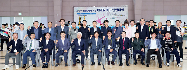3일 오전 열린 개막식 후 참석 내빈과 배드민턴 동호회 관계자들이 기념촬영하고 있다.