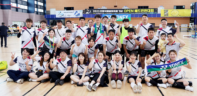 3일 오전 열린 개막식 후 대회 참가 동호회원들이 파이팅하며 기념촬영하고 있다.