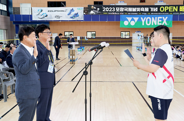 3일 오전 열린 개막식에서 선수대표가 정정당당하게 겨룰 것을 다짐하는 선서를 하고 있다.