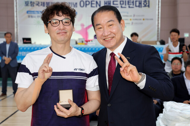 3일 오전 열린 개막식에서 황금라켓 경품에 당첨된 한 동호인이 안승도 남구청장과 기념촬영하고 있다.