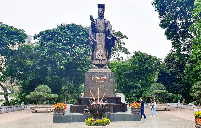 베트남 하노이 호안끼엠 호수 산책로에 세워진 ‘리 왕조’ 태조 이공온의 동상.