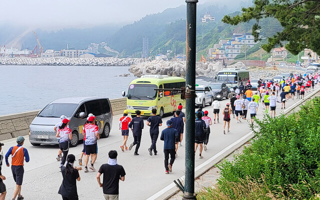 하프 이하에 출전한 선수들이 반환적을 향해 달리고 있다 .김두한기자