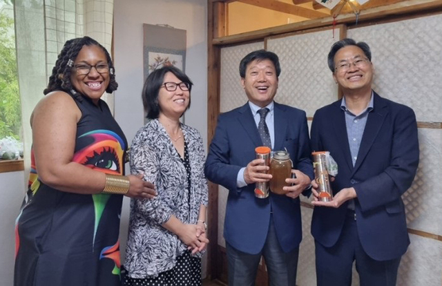 남한권 울릉군수 (오른쪽 두번째)와 오도창영양군수가 투산시 교육청관계자와 기념촬영 /울릉군제공