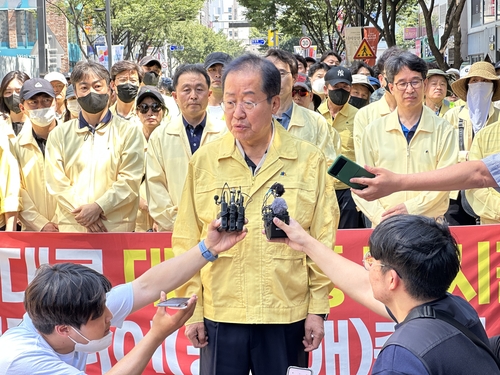 긴급기자회견하는 홍준표 대구시장. /연합뉴스
