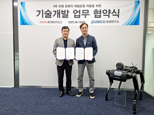 최혁렬(오른쪽) 에이딘로보틱스 대표이사와 최용준 포스코 기술연구원 공정연구소 로봇솔루션연구그룹장이 설비점검용 4족 보행 로봇 개발 협력 체계 구축 업무협약 체결 뒤 사족보행 로봇 ADIN-8와 함께 기념 촬영을 하고 있다.  /포스코 제공