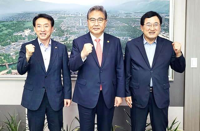 주낙영(맨 오른쪽) 경주시장이 김석기 국회의원과 함께 박진(가운데) 외교부 장관을 만나 APEC 경주 개최 당위성을 설명했다.  /경주시 제공