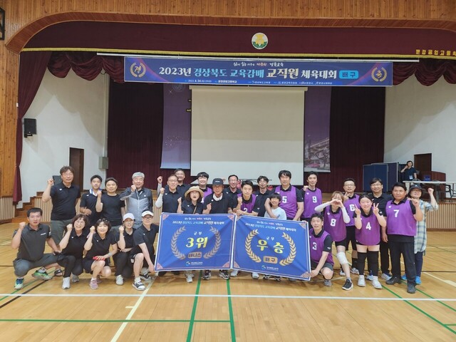 문경공고 체육관에서 우승(배구)와 3위(테니스)를 차지한 선수임원과 같이 기념촬영을 했다.