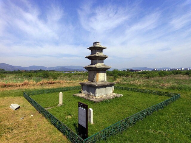 보물 '경주 미탄사지 삼층석탑' 전경. /문화재청 제공
