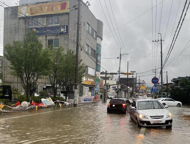 전국적으로 장맛비가 내린 29일 경북 영주 시내 한 도로가 호우로 빗물에 잠겨있다. /연합뉴스