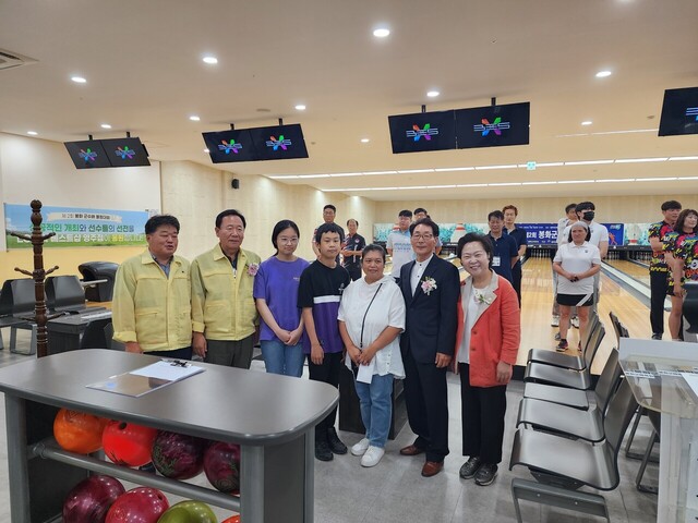 성금을 전달하고 박창욱 도의원(왼쪽 첫번째) 박현국 봉화군수(왼쪽 두번째)와 김상희 의장(오른쪽 첫번째)와 권중덕 협회장(오른쪽 두번째)가 기념촬영을 했다.