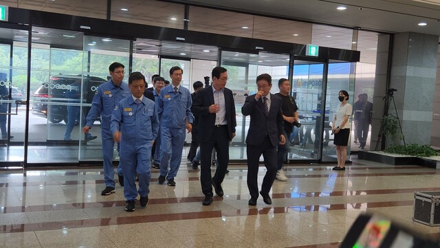 3일 오전 포스코 포항 본사 도착한 이철우 경북도지사. /이부용기자