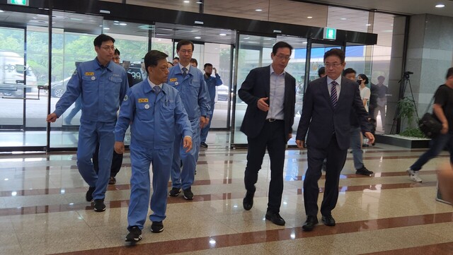 3일 포스코 포항 본사 도착한 이철우 경북도지사. /이부용기자
