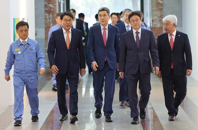 입장하는 이철우 지사, 이강덕 시장, 최정우 회장. /이용선기자