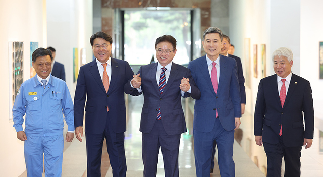 손을 굳게 잡은 세사람. 맨 왼쪽은 김학동 포스코 부회장 그리고 맨 오른쪽은 백인규 포항시의회 의장. /이용선기자