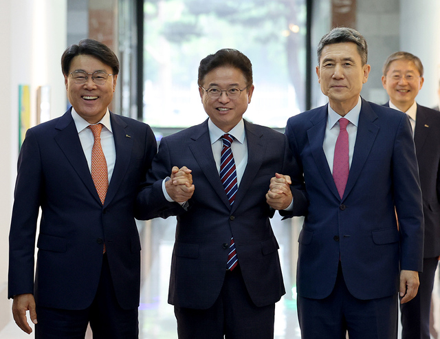 이철우 지사, 최정우 회장, 이강덕 시장이 손을 굳게 맞잡았다. 경북도, 포항시, 포스코의 발전을 다짐하는 것 같다. /이용선기자