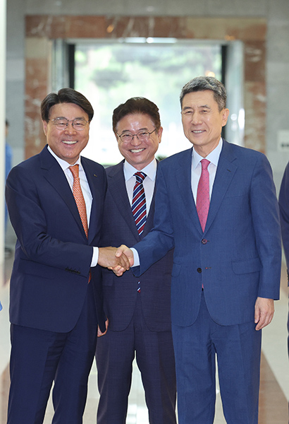 이철우 지사가 두 사람의 손을 맞잡게 하고 있다. 오해를 훌훌털고 포항시와 포스코의 협력이 기대된다. /이용선기자