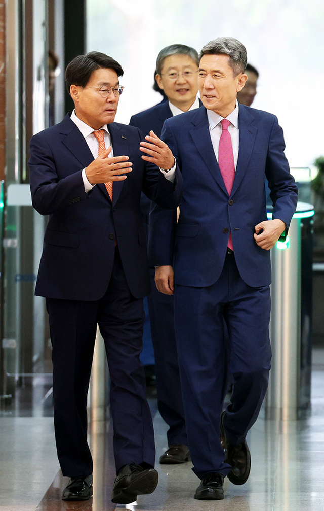 최정우 포스코 회장(왼쪽)과 이강덕 시장이 이야기를 나누며 행사장으로 향하고 있다.