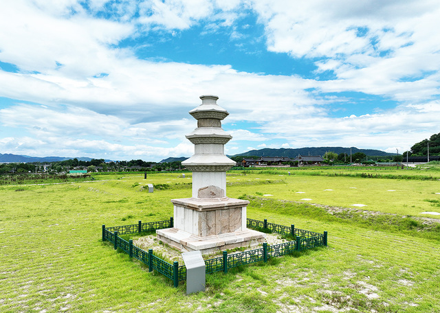 김유신의 첫사랑 이야기가 전하는 천관사지.