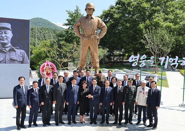 5일 오후 칠곡군 다부동 전적 기념관에서 열린 고 백선엽 장군의 동상 제막식에서 백선엽 장군의 장녀 백남희 여사, 이철우 도지사, 박민식 보훈부 장관, 이종섭 국방부 장관, 국민의 힘 윤재옥 원내대표 등 내빈들이 기념 촬영하고 있다. /이용선기자 photokid@kbameil.com