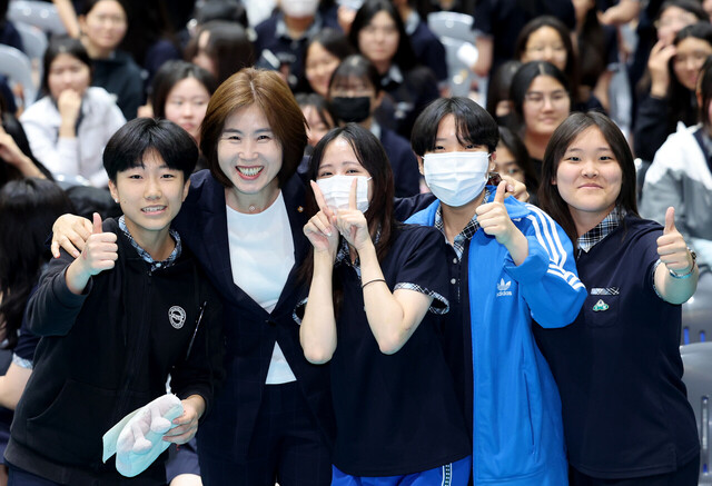 국민의 힘 김미애 국회의원이 11일 오전 포항여자고등학교에서 ‘어떠한 환경도 꿈을 가둘 수는 없다.’라는 주제로 특강을 한 후 후배들과 기념촬영하고 있다. /이용선기자 photokid@kbmaeil.com