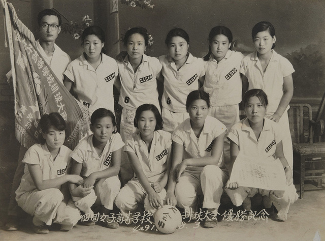 1958년 경상북도 여자고등학교 배구대회 포항 우승 기념, 뒷줄 오른쪽에서 세 번째 권순남.