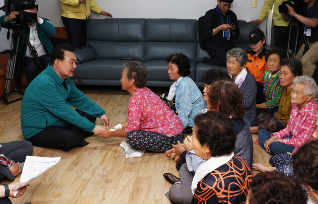 윤석열 대통령이 17일 경북 예천군 산사태 피해지역의 임시거주시설인 감천면 노인회관에서 지역 주민들과 대화하고 있다. /연합뉴스