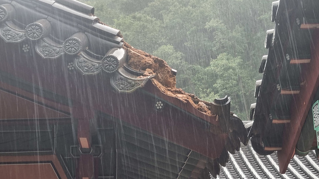 경주 운곡서원 전면 좌측 내림마루 기와 탈락 모습.  /신라문화원 경북남부문화재돌봄센터 제공