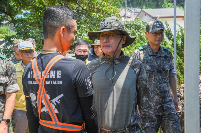 박정환 육군참모총장이 피해복구에 나선 장병들을 격려하고 있다.