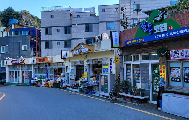 울릉도 도동항 인근에서 조금만 걸어올라오면 혼밥식당이 있다 