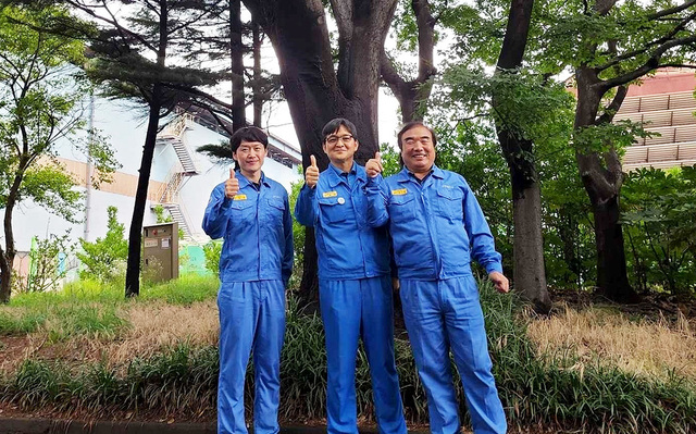 1972년 10월 3일 포항제철소1열연공장 준공 당시 심었던 기념수 앞에서 직원들이 함께 웃으며 이야기를 나누고 있다.  /포스코 제공
