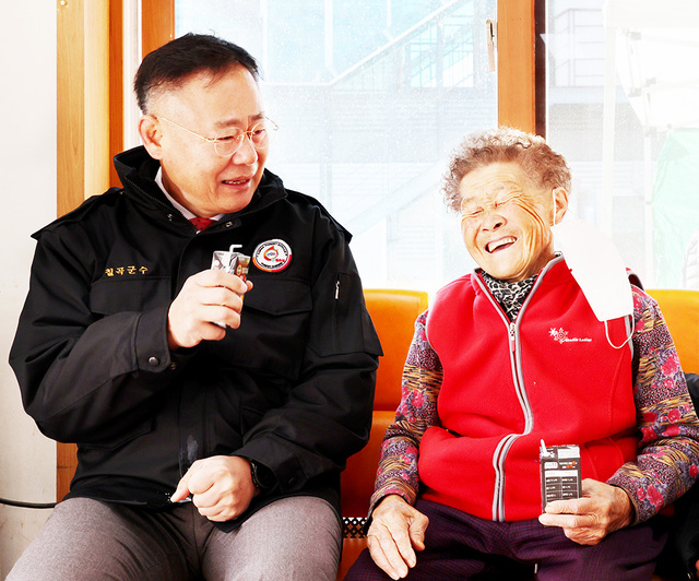 지역 주민과 소통에 나선 김재욱 칠곡군수.
