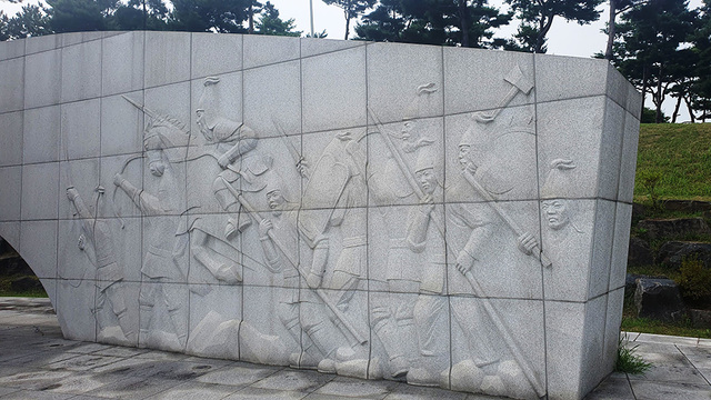 황산벌전투의 백제군을 상상해 재현한 부조.