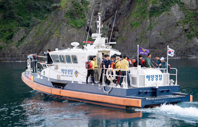 동해해경울릉파출소 연안구조정이 화재발생 현장으로 인력을 후송하고 있다.