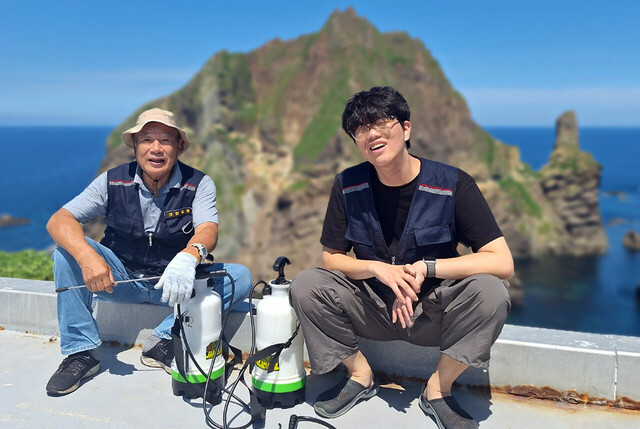 독도동도정상에서 서도를 배경으로 최씨가 손자와 함께 잠시 휴식을 취하면서 기념촬영