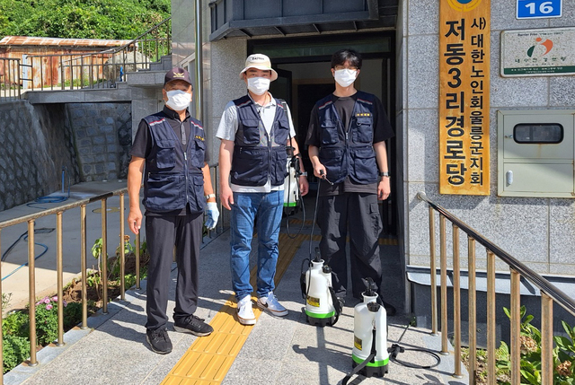 울릉읍 저동3리 경로당 방역에 앞서 3대가 기념촬영