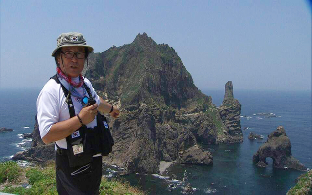 정광태 대사가 28일 독도 정상에서 40년전을 회상하며 대학생홍보대사들에게 독도에 대해 설명하고 있다.