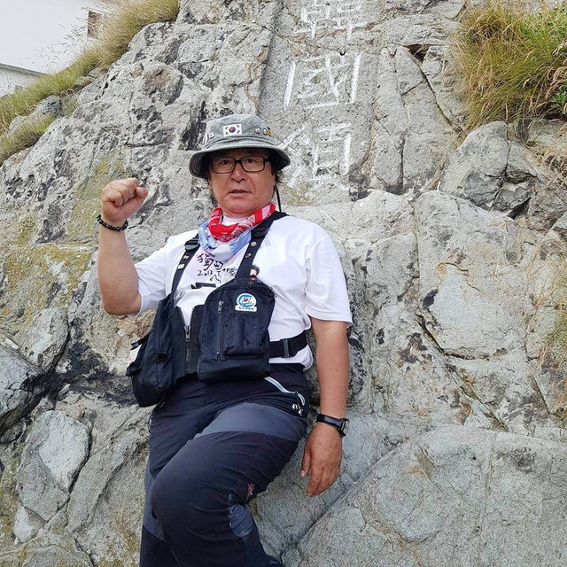 정광태 대사가 독도에 첫발을 디딘지 40년 전,  40년 후 28일 다시찾은 독도에서 새로운 독도수호의지를 다지며 독도의 한국령 앞에서 화이팅을 외치고 있다.