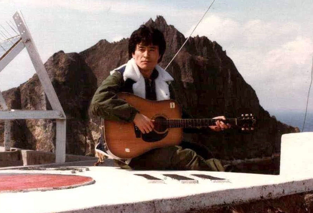정광태 대사가 1984년 3월1일 독도 동도 정상 태극기 위에서 키타를 들고 기념촬영