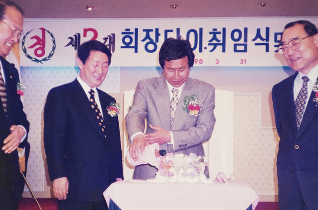 1998년 포항시 체육교사협의회 회장 취임식. 이태준(왼쪽부터) 포항시 체육회 부회장, 박기환 포항시장, 최인수(본인), 김현호 대동고 교장.