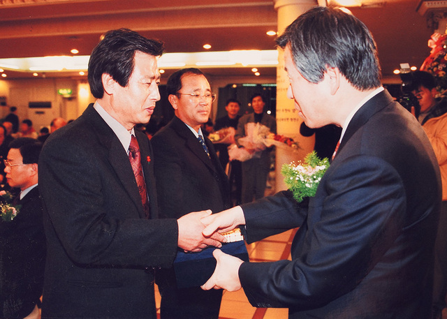 2001년 포항시 최고체육상을 수상한 최인수 선생.
