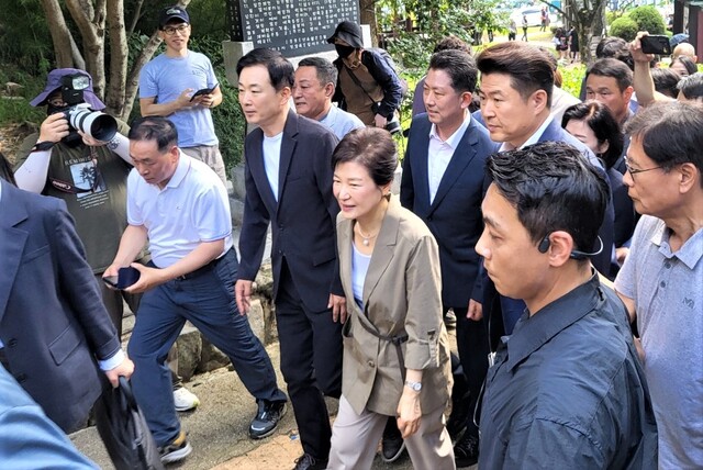 박근혜 전 대통령이 15일 오전 구미시 상모동 박정희 전 대통령 생가를 방문하고 있다./김락현기자 kimrh@kbmaeil.com