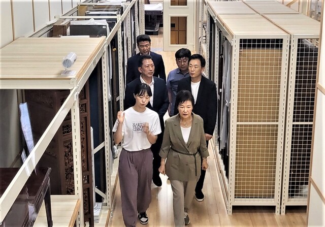 박근혜 전 대통령이 15일 오전 구미시 상모동 박정희대통령역사자료관을 찾아 김장호 구미시장 등과 함께 수장고를 둘러보고 있다./김락현기자 kimrh@kbmaeil.com