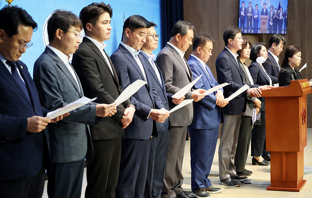 국회 행정안전위원회 야당의원들이 16일 소통관에서 행안위 전체회의 파행 관련 기자회견을 하고 있다. /연합뉴스