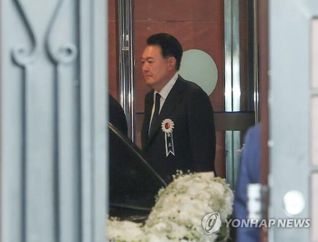 윤석열 대통령이 17일 오전 서울 서대문구 신촌세브란스병원 장례식장에서 부친 고 윤기중 연세대 명예교수의 발인식이 끝난 뒤 운구 차량으로 이동하고 있다. /연합뉴스