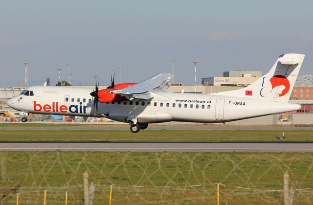 착륙하는 ATR72-500 기종