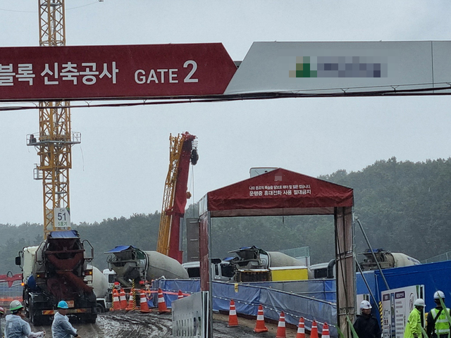 지난 18일 오후 2시쯤 포항시 북구 양덕동에 위치한 아파트 신축 공사 현장에 레미콘 차량들이 줄을 서 있다.   /이부용기자