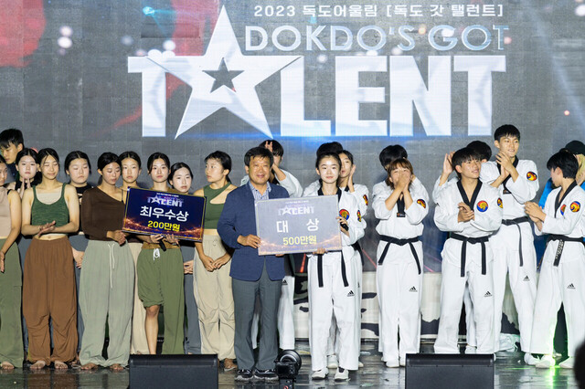 대상을 차지한 'K-타이거즈 우리아이시범단'과 최우수상을 차지한' G-댄스'팀  