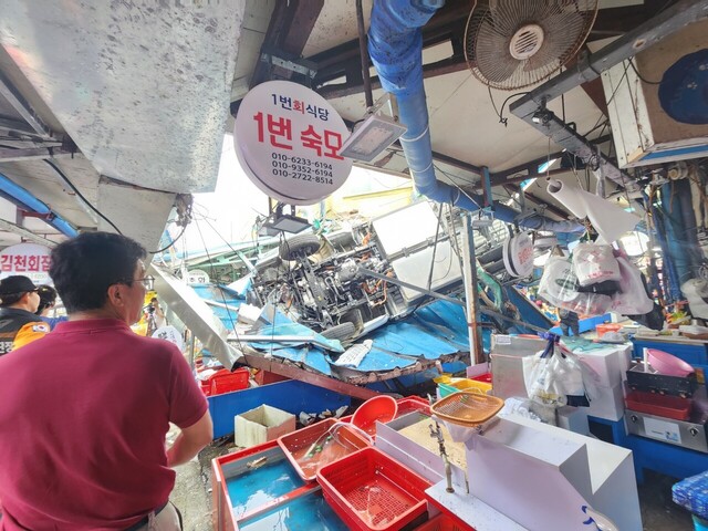 포항 죽도시장 공영주차타원 4층에서 1t 트럭이 12m 아래로 추락해  횟집 상가를 덮쳤다. / 장은희 기자